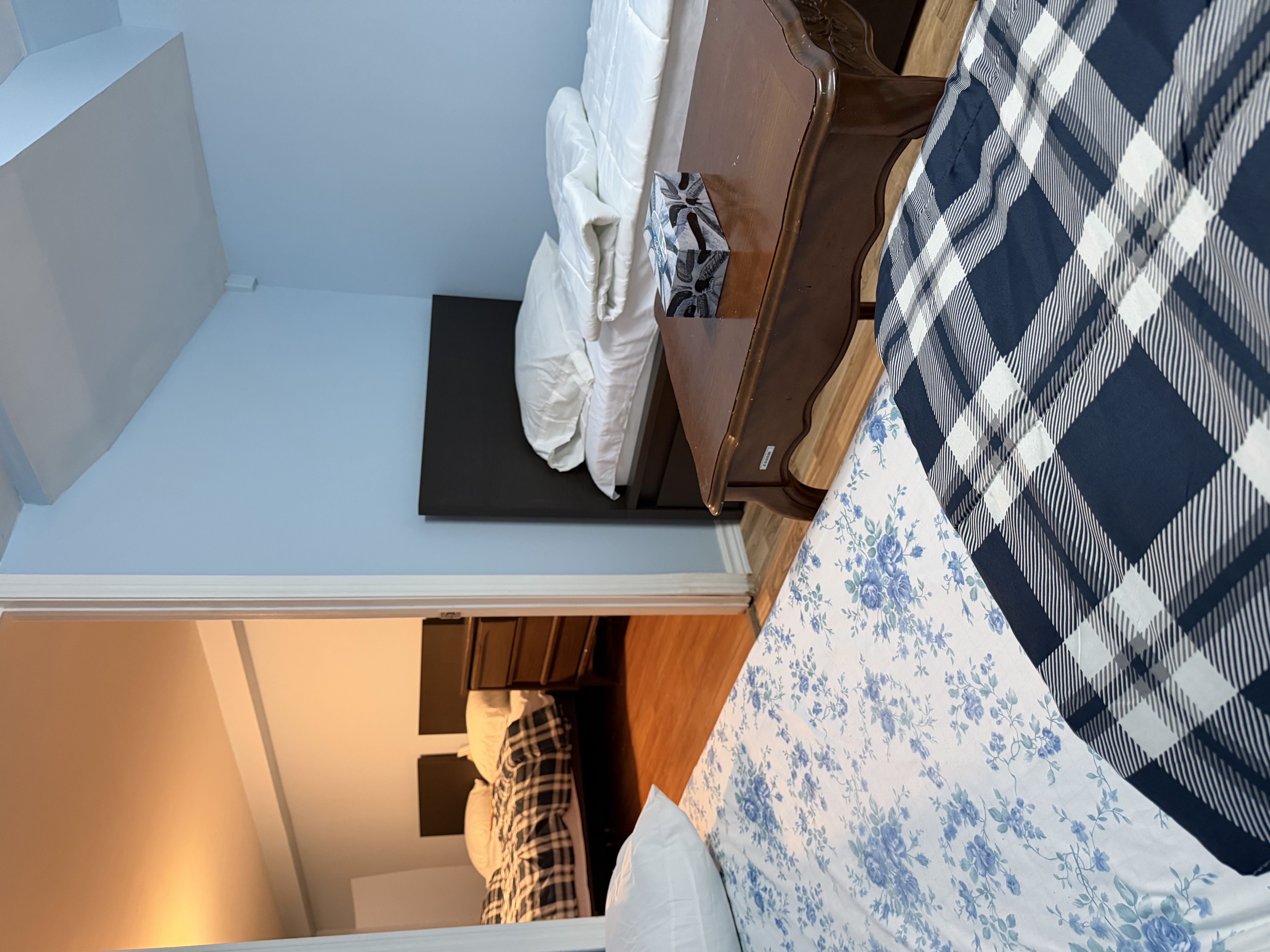Shared accommodation room featuring sleeping areas, seating space, coffee table, and adjoining bedroom area for SonoRAY course participants