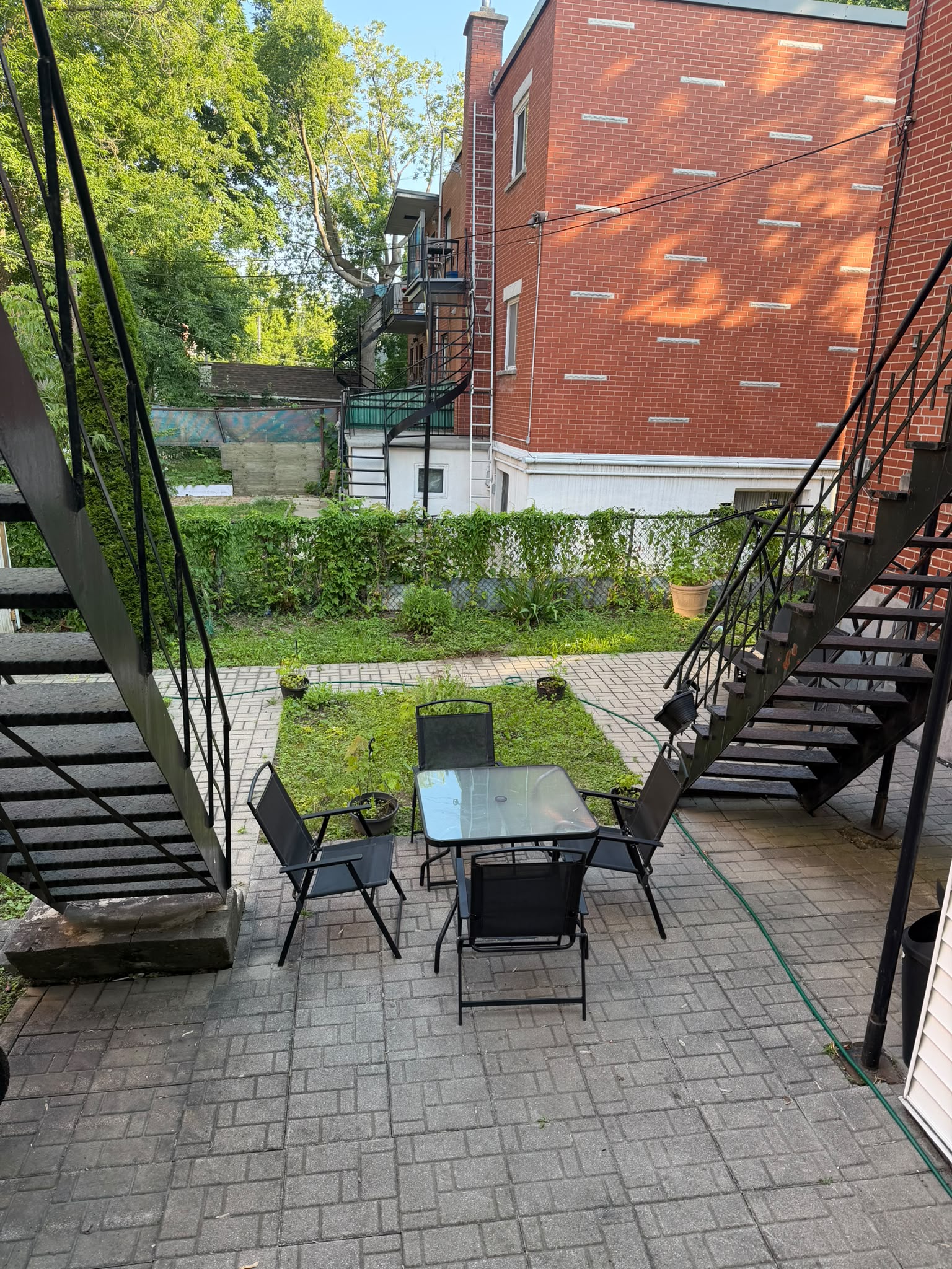 Outdoor patio and garden area available for relaxation during the SonoRAY course accommodation stay